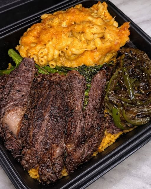 Seared Steak & Cheesy Macaroni Platter